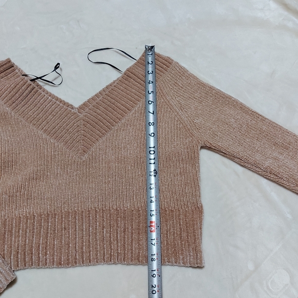 Divided V-neck Cropped Long Sleeve Sweater - Picture 5 of 7